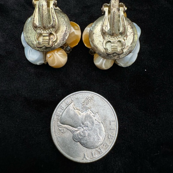 Vintage Peach and White Clip On Earrings - Picture 2 of 2